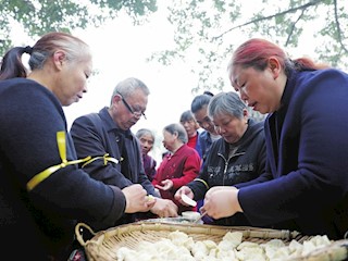 海棠社區(qū)老人們正在包餃子