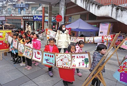 南山幼兒園舉辦“童心‘童’繪中國夢”幼兒美術(shù)作品展